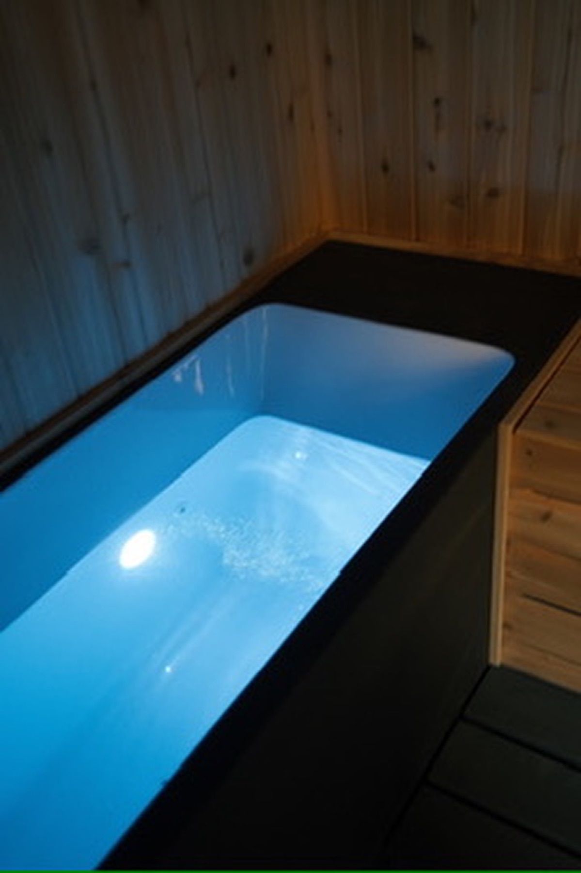 Horizontal cold plunge alongside the sauna